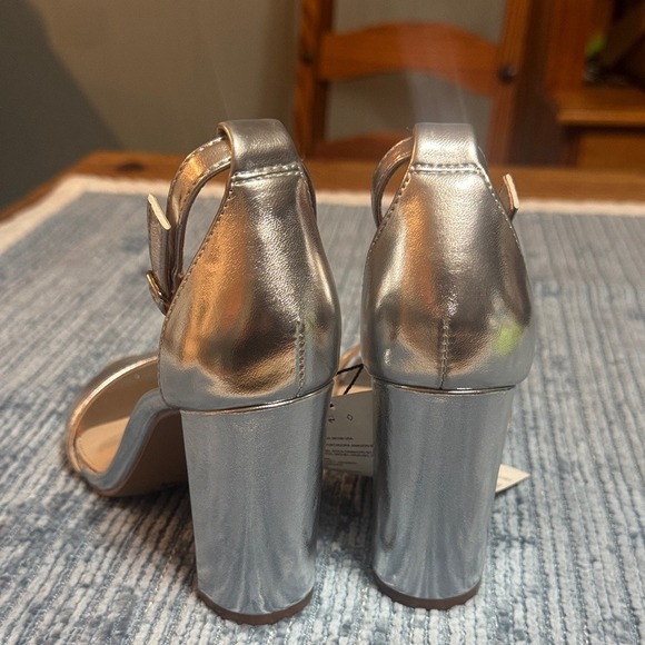 The Drop Women's Silver Metallic Block Heel Sandals Ankle Strap Buckle Size 6 - Picture 4 of 9